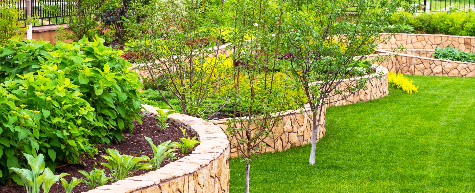 Gartenmauer aus Natursteinen