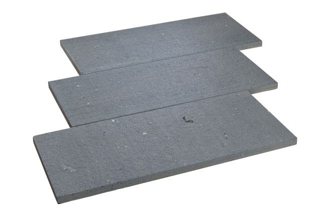 Bodenplatten aus Basalt Natursteinen in dunkler Farbgebung mit geflammter Oberfläche und klaren Kanten