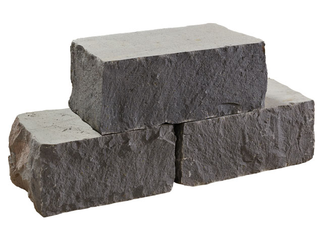 Mauersteine aus dunklem Basalt mit moderner Schichtoptik und klaren Linien