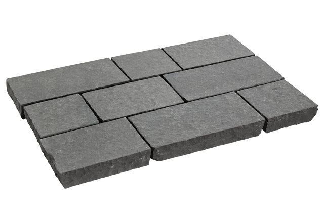 Dunkle Pflastersteine aus Basalt in moderner Reihenverlegung mit eleganter Oberfläche