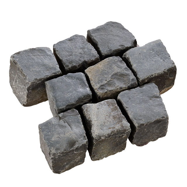 Pflastersteine aus schwarzem Basalt mit markanter Patina und robuster Oberfläche