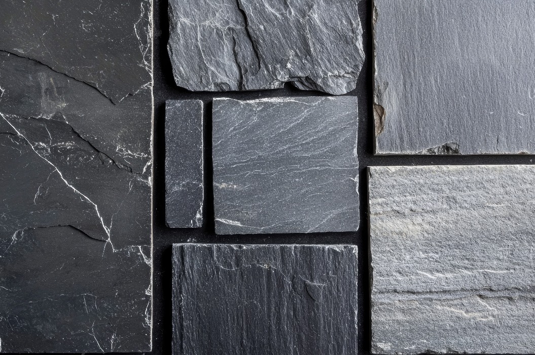 Vielfalt an dunklen Schiefersteinfliesen, Hintergrund, Textur und Baumaterialien